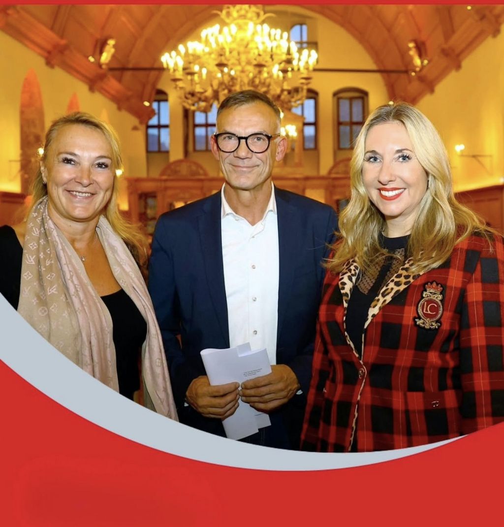 Sandra Schäfer mit Thomas Reichert (fachlicher Leiter Staatl. Schulamt Nürnberg) und Kultusministerin Anna Stolz